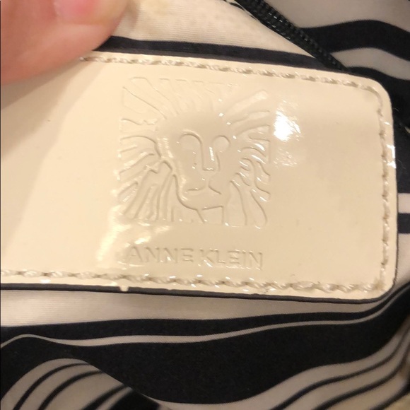 Anne Klein Shell-shape Handbag - Picture 4 of 4